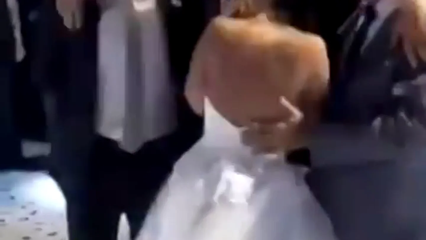 Un joven parapléjico consigue levantarse de su silla para bailar con su mujer el día de su boda Un joven parapléjico consigue levantarse de su silla para bailar con su mujer el día de su boda