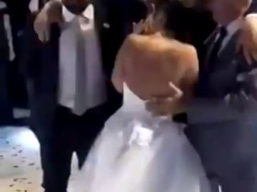 Un joven parapléjico consigue levantarse de su silla para bailar con su mujer el día de su boda