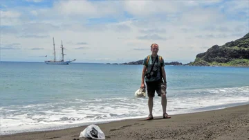 El científico Dan Slayback en la isla Hunga Tonga-Hunga Ha'apai 