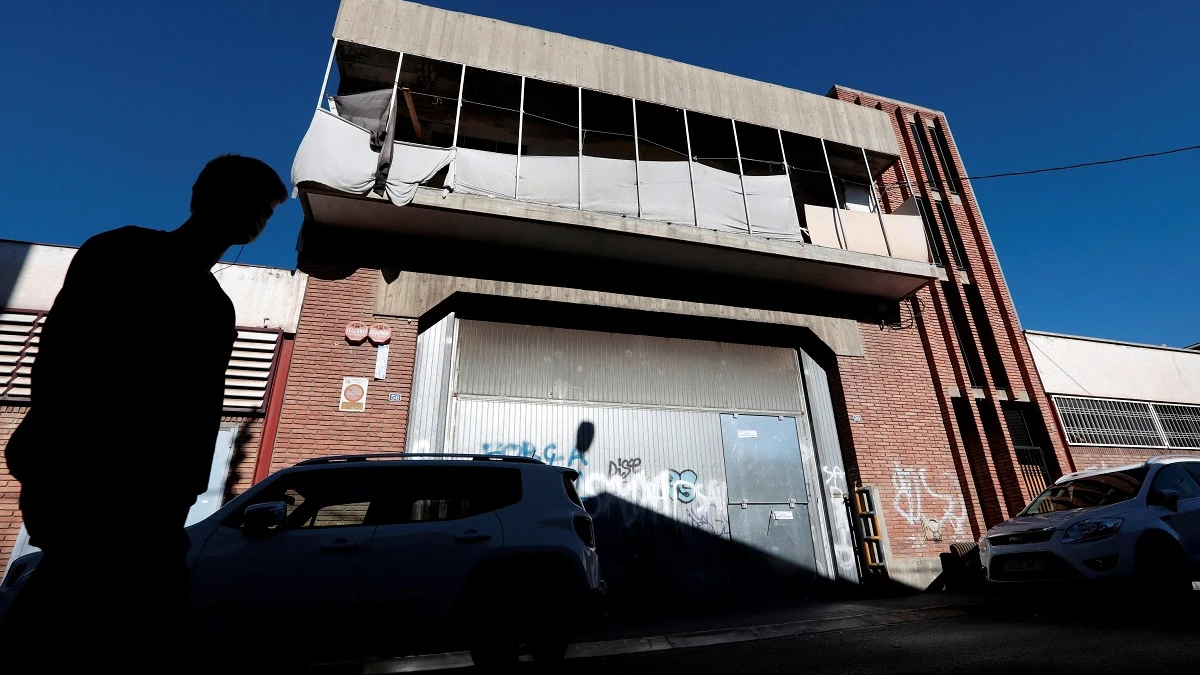 Vista de la nave de Sabadell en la que presuntamente tuvo lugar la agresión múltiple