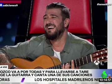 Antonio Orozco 'roba' la guitarra a un concursante de 'La Voz' para interpretar uno de sus temas Antonio Orozco 'roba' la guitarra a un concursante de 'La Voz' para interpretar uno de sus temas