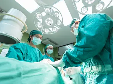 Cirujanos en una operación (Archivo)
