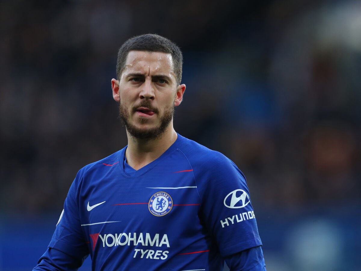 Hazard posa como modelo en la nueva camiseta del Chelsea