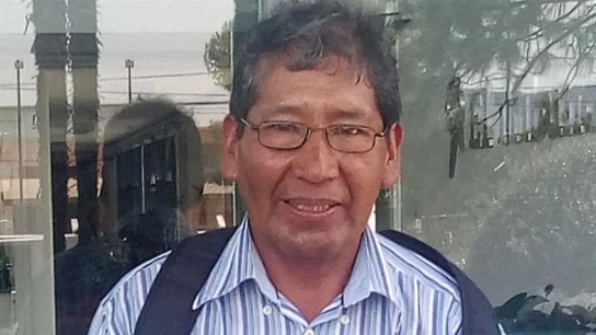 Teófilo Cari, el enfermero que camina cinco horas para atender a sus pacientes Teófilo Cari, el enfermero que camina cinco horas para atender a sus pacientes