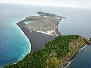 Vista satélite de la isla Hunga Tonga-Hunga Ha'apai Vista satélite de la isla Hunga Tonga-Hunga Ha'apai