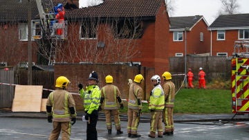 Servicios de bomberos junto a la vivienda incendiada en Stafford, Reino Unido