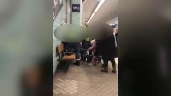Brutal actuaci&oacute;n en el Metro de Estocolmo: sacan a empujones a una mujer embarazada acusada de viajar sin billete