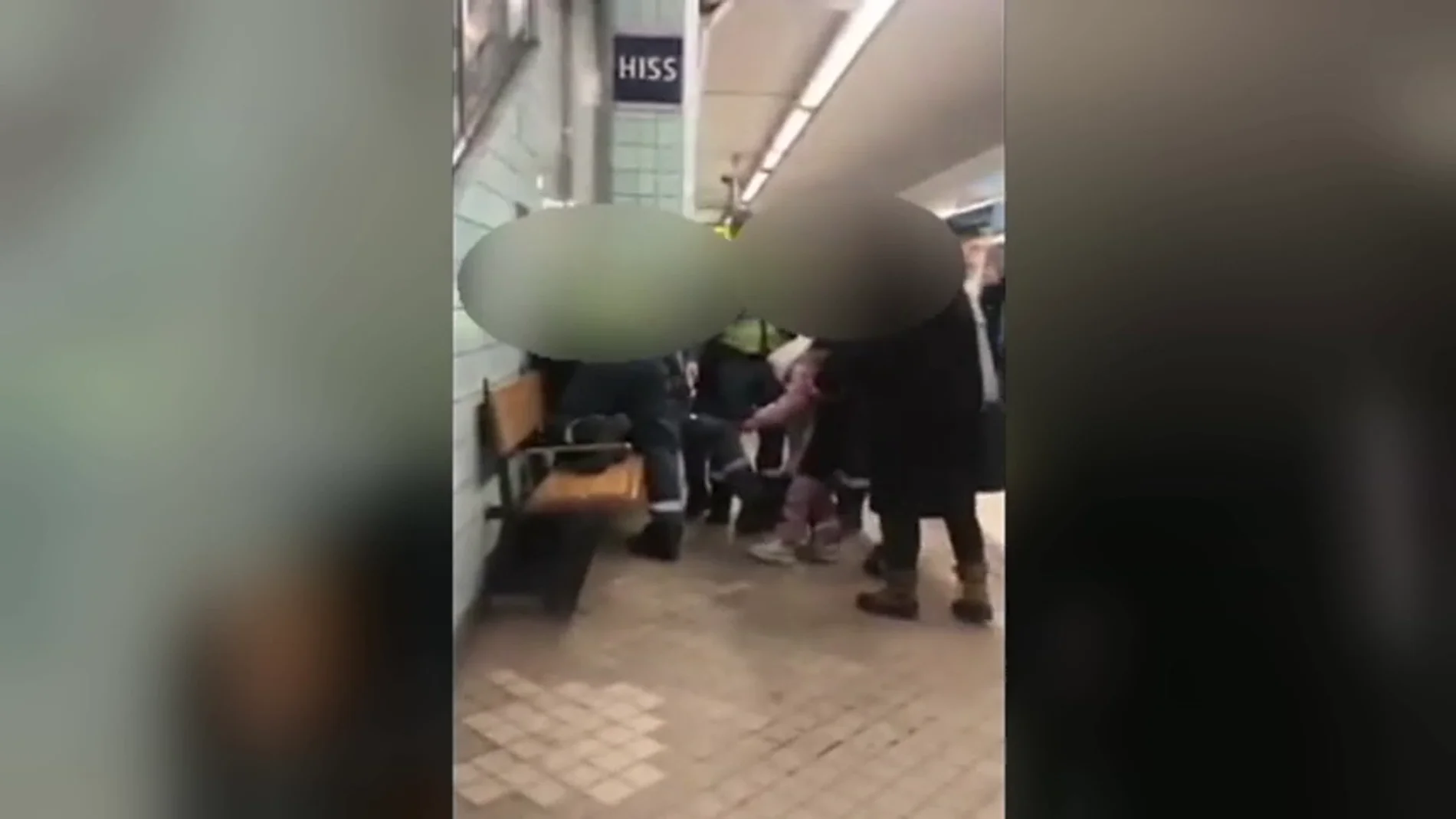 Brutal actuación en el Metro de Estocolmo: sacan a empujones a una mujer embarazada acusada de viajar sin billete
