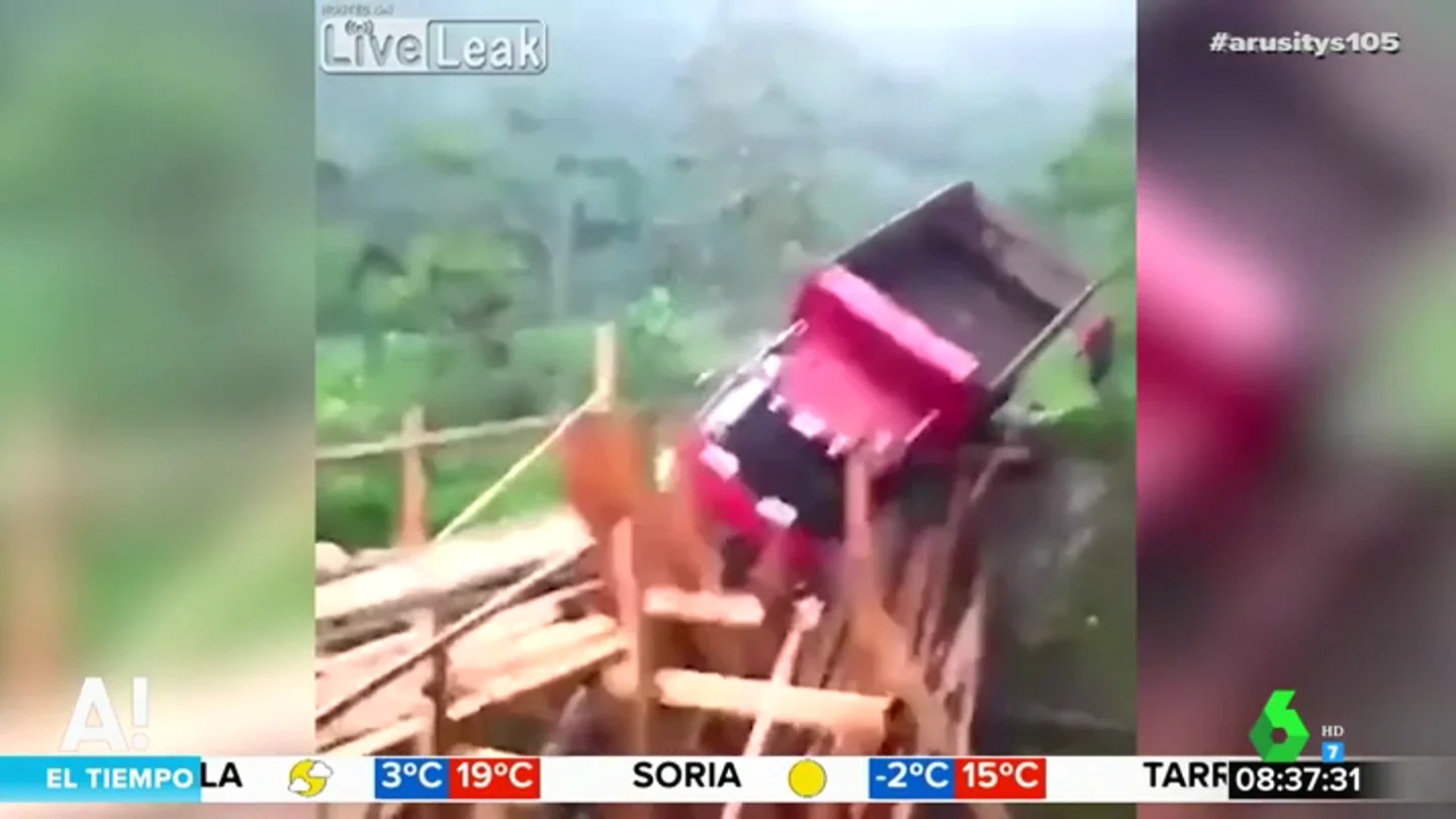 Intenta cruzar sobre un puente de madera y la estructura cede bajo su cambión Intenta cruzar sobre un puente de madera y la estructura cede bajo su cambión