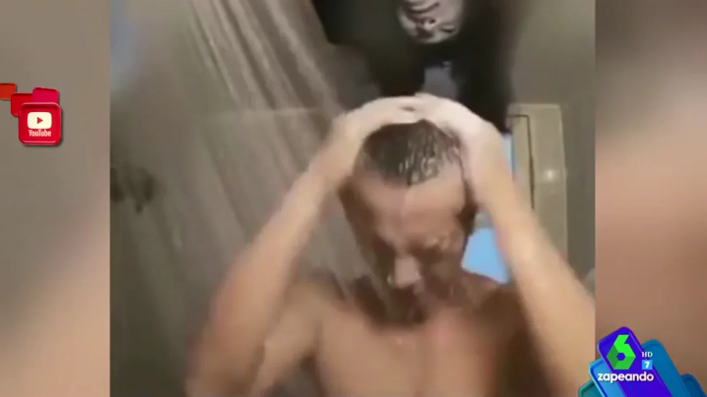 El tremendo susto de un hombre cuando una mujer sale del techo mientras se ducha El tremendo susto de un hombre cuando una mujer sale del techo mientras se ducha