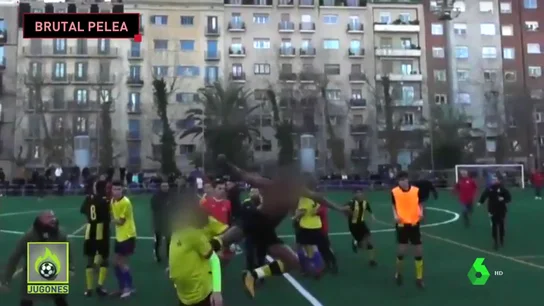 Brutal pelea en un partido de cadetes con patada voladora incluida: "¿Qué hace el negro este?" Brutal pelea en un partido de cadetes con patada voladora incluida: "¿Qué hace el negro este?"