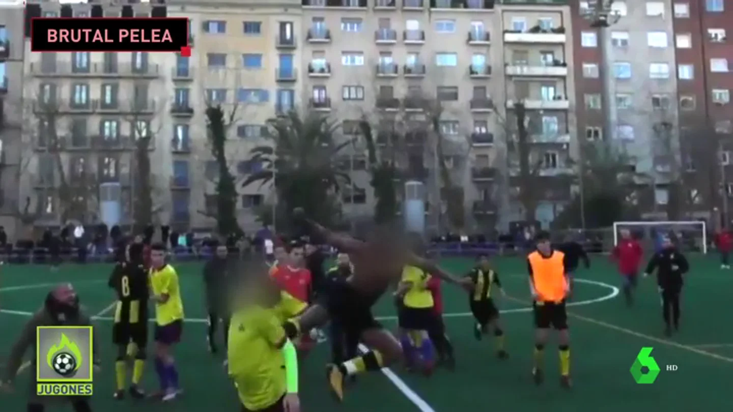Brutal pelea en un partido de cadetes con patada voladora incluida: "¿Qué hace el negro este?" Brutal pelea en un partido de cadetes con patada voladora incluida: "¿Qué hace el negro este?"
