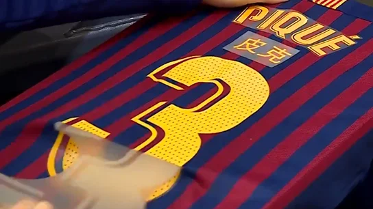 La camiseta del Barcelona con los nombres en chino La camiseta del Barcelona con los nombres en chino