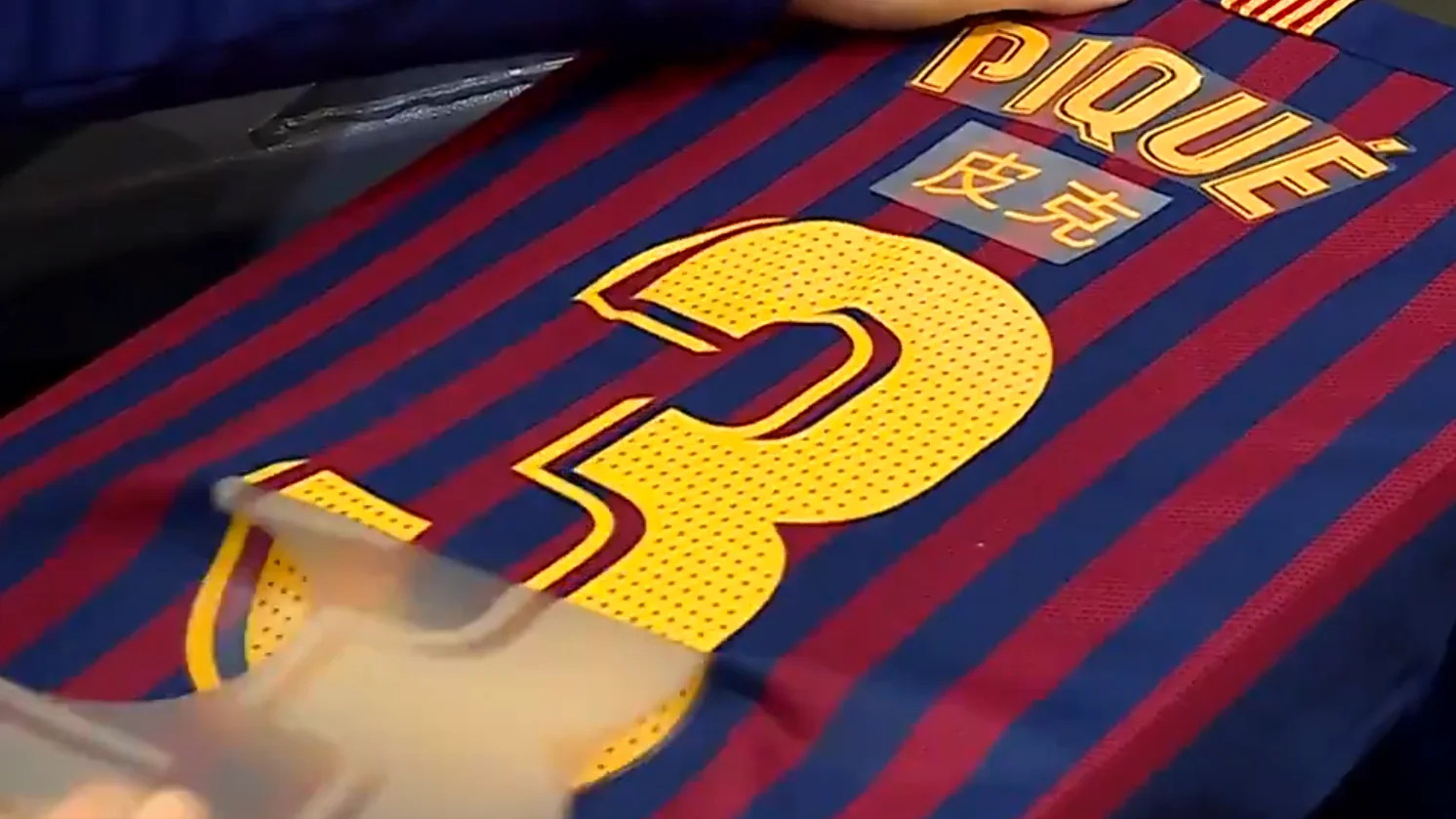 La camiseta del Barcelona con los nombres en chino