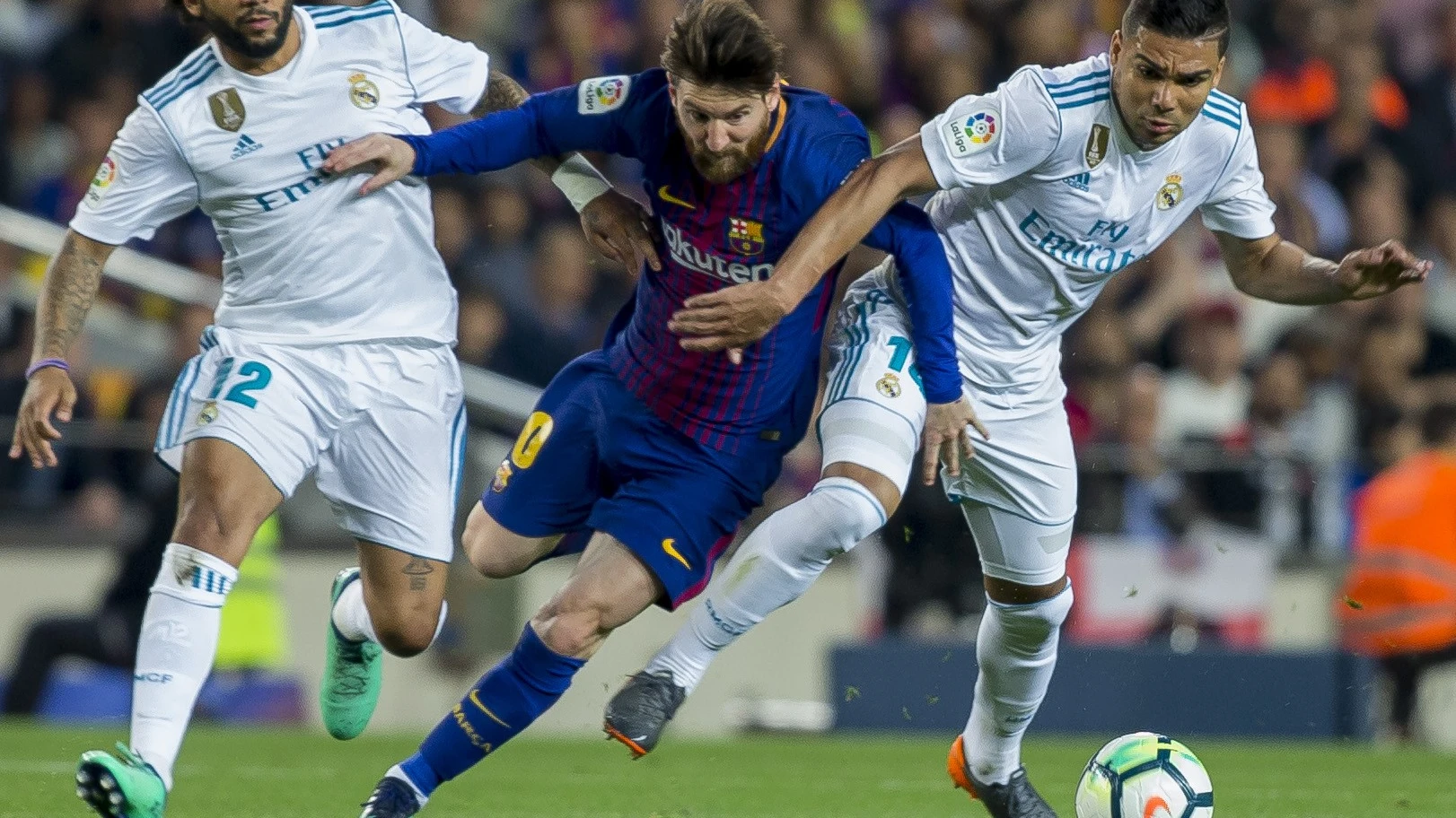 Leo Messi intenta zafarse de Casemiro y Marcelo