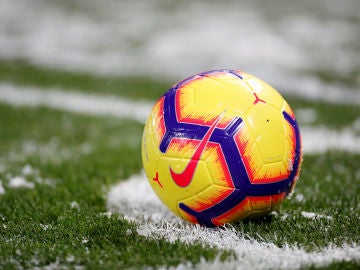Un balón, sobre el césped durante un partido de fútbol Un balón, sobre el césped durante un partido de fútbol