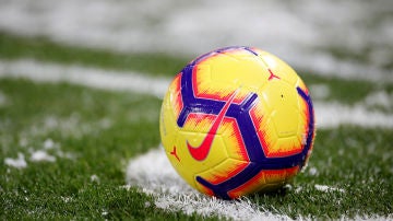 Un balón, sobre el césped durante un partido de fútbol