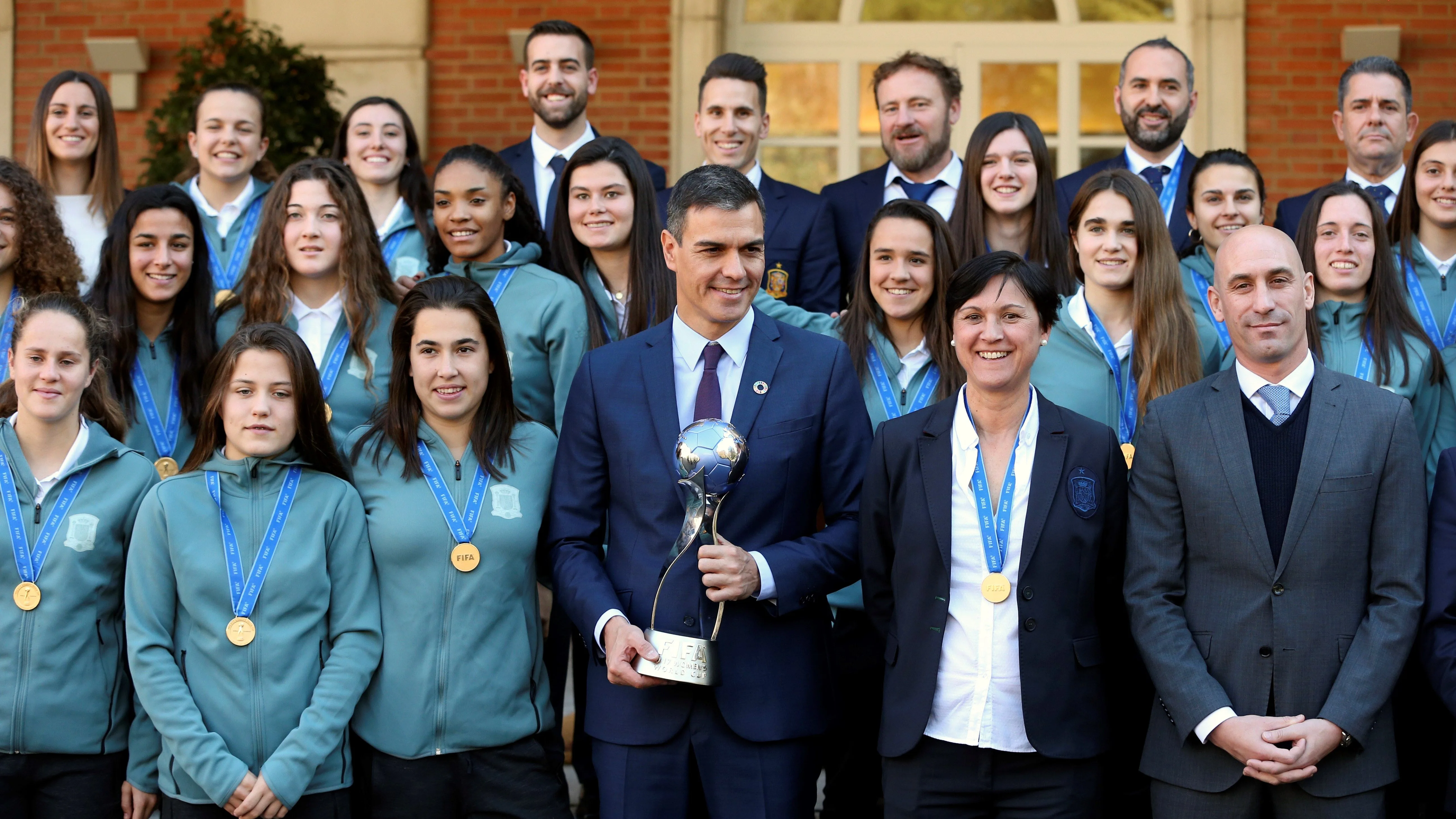 La selección sub-17 femenino visita La Moncloa