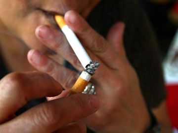 Imagen de una mujer fumando (Archivo) Imagen de una mujer fumando (Archivo)