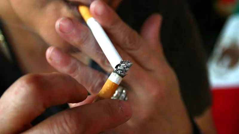 Imagen de una mujer fumando (Archivo)