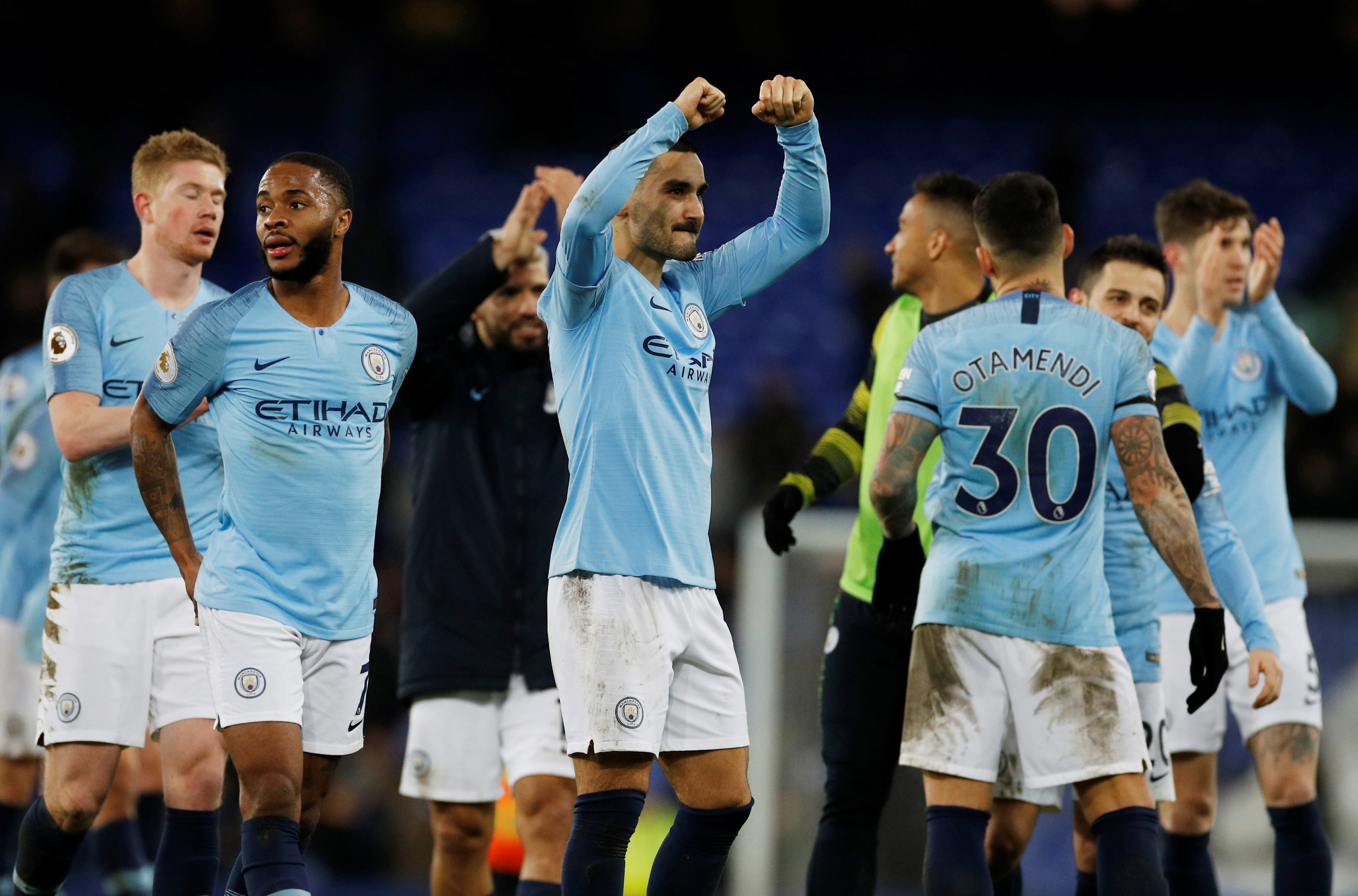 Los jugadores del Manchester City celebran su victoria ante el Everton