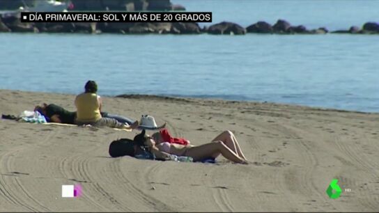 Mujer tomando el sol en M&aacute;laga