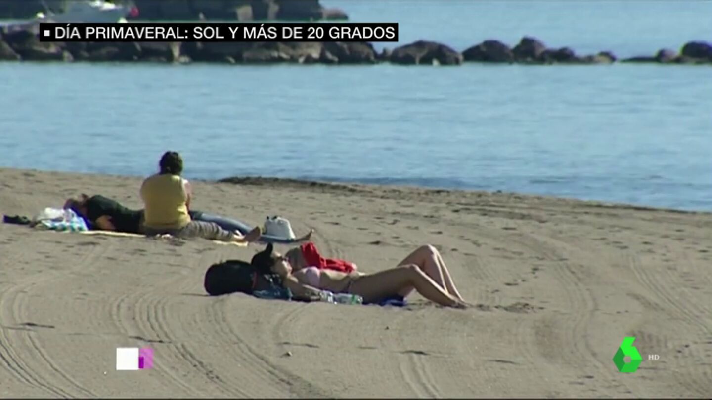 Mujer tomando el sol en M&aacute;laga