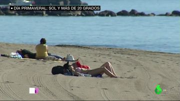 Mujer tomando el sol en Málaga