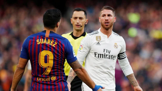 Luis Suárez y Sergio Ramos discuten en un Clásico Luis Suárez y Sergio Ramos discuten en un Clásico