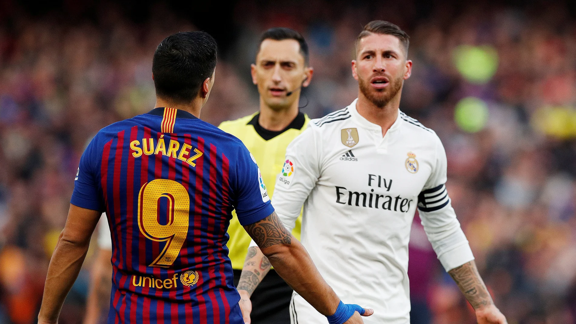 Luis Suárez y Sergio Ramos discuten en un Clásico