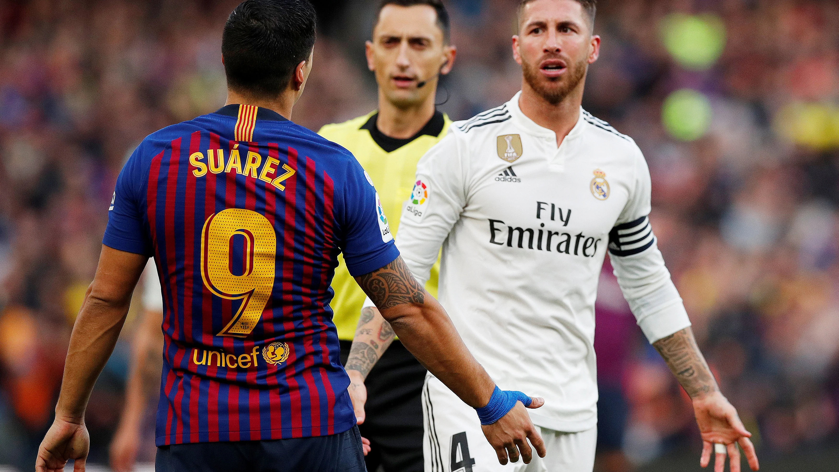 Luis Suárez y Sergio Ramos discuten en un Clásico