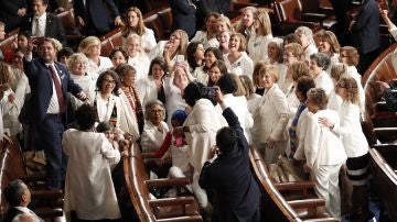 Representantes demócratas vestidas de blanco la Cámara de Representantes de EEUU