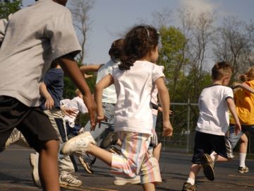 Imagen de archivo de niños corriendo en un colegio. Imagen de archivo de niños corriendo en un colegio.