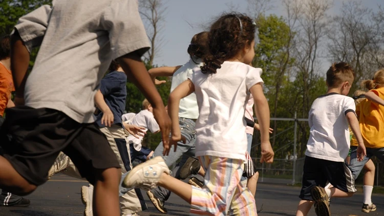 Niños corriendo en el colegio (Archivo)