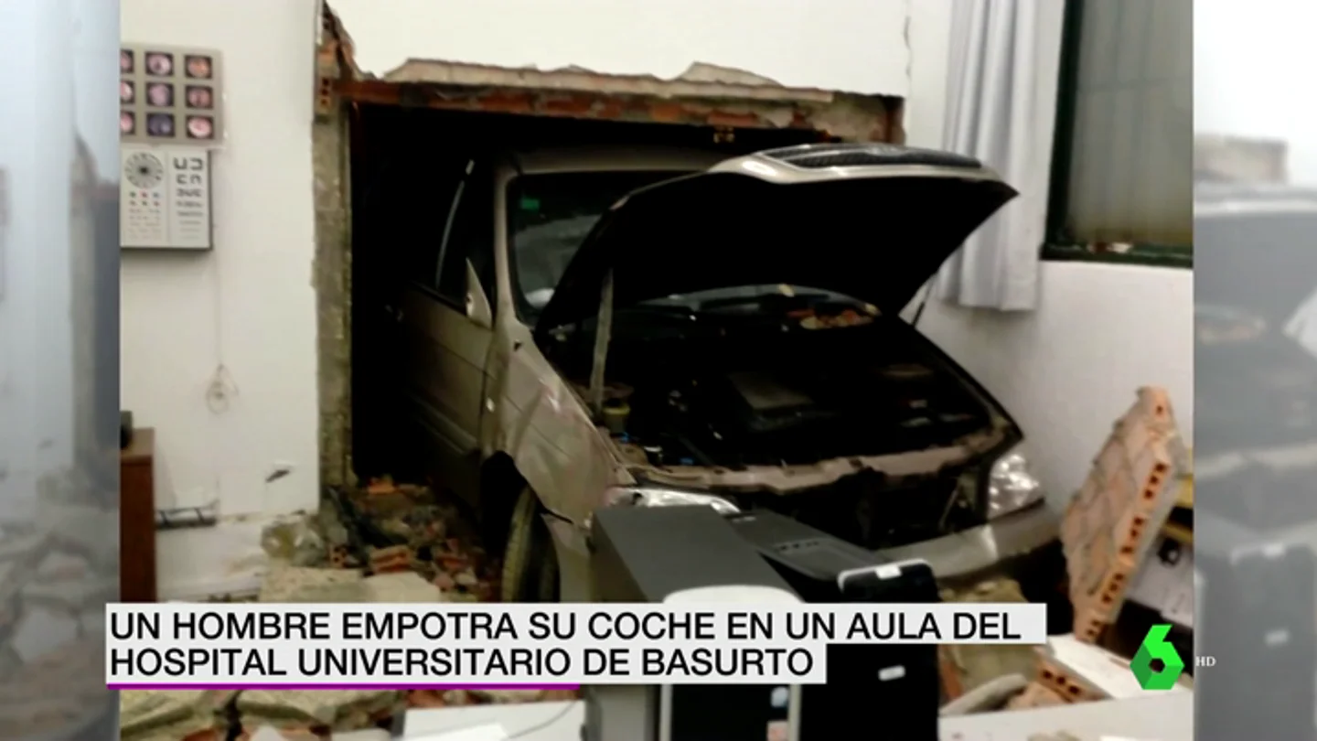 Coche empotrado en el hospital de Basurto Coche empotrado en el hospital de Basurto