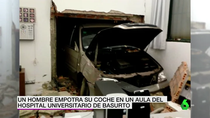 Coche empotrado en el hospital de Basurto