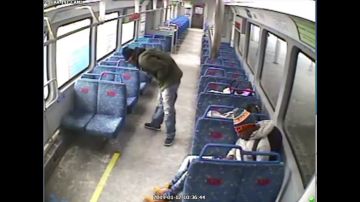 Un hombre baja a fumar al andén y deja a su bebé dentro mientras el tren parte
