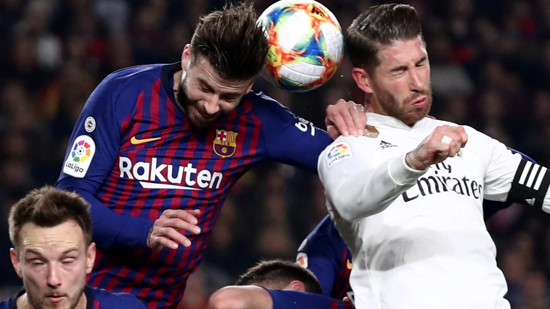 Piqué y Sergio Ramos pugnan por un balón aéreo