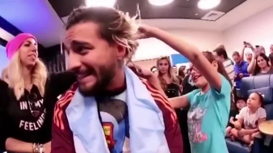 Maluma se despide de su melena por una buena causa Maluma se despide de su melena por una buena causa