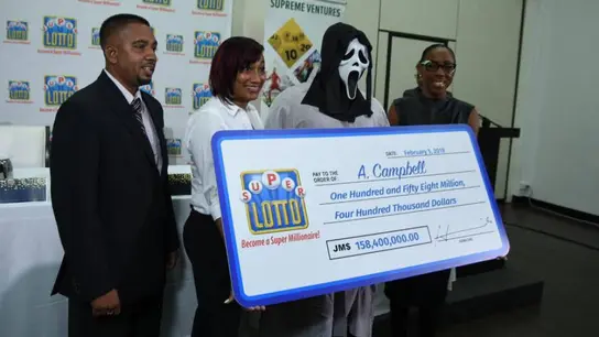 A. Campbell recogiendo el cheque A. Campbell recogiendo el cheque