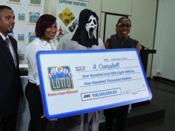 A. Campbell recogiendo el cheque A. Campbell recogiendo el cheque