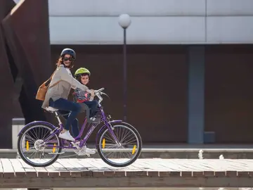 Sillita delantera para niños en la bici Sillita delantera para niños en la bici