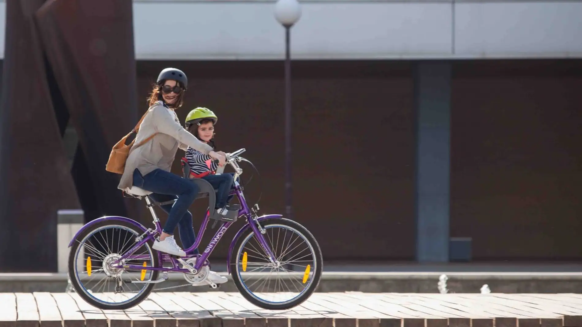 Por qué elegir una sillita delantera para llevar a los niños en la bici