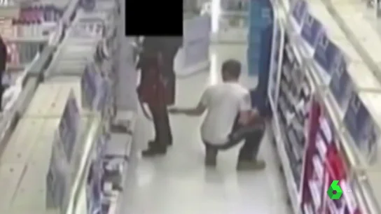 Un joven hace fotos bajo la falda de una mujer Un joven hace fotos bajo la falda de una mujer