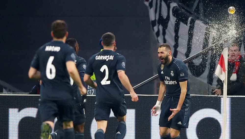Benzema celebra su gol ante el Ajax