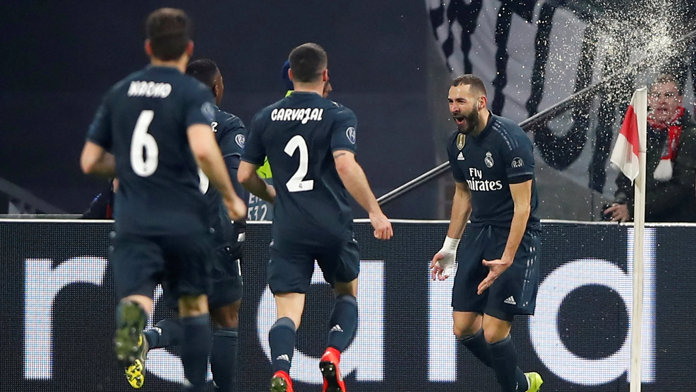 Benzema celebra su gol ante el Ajax