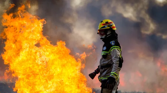 Bomberos trabajan en un sector afectado por un incendio en la región de la Araucaria, Chile Bomberos trabajan en un sector afectado por un incendio en la región de la Araucaria, Chile