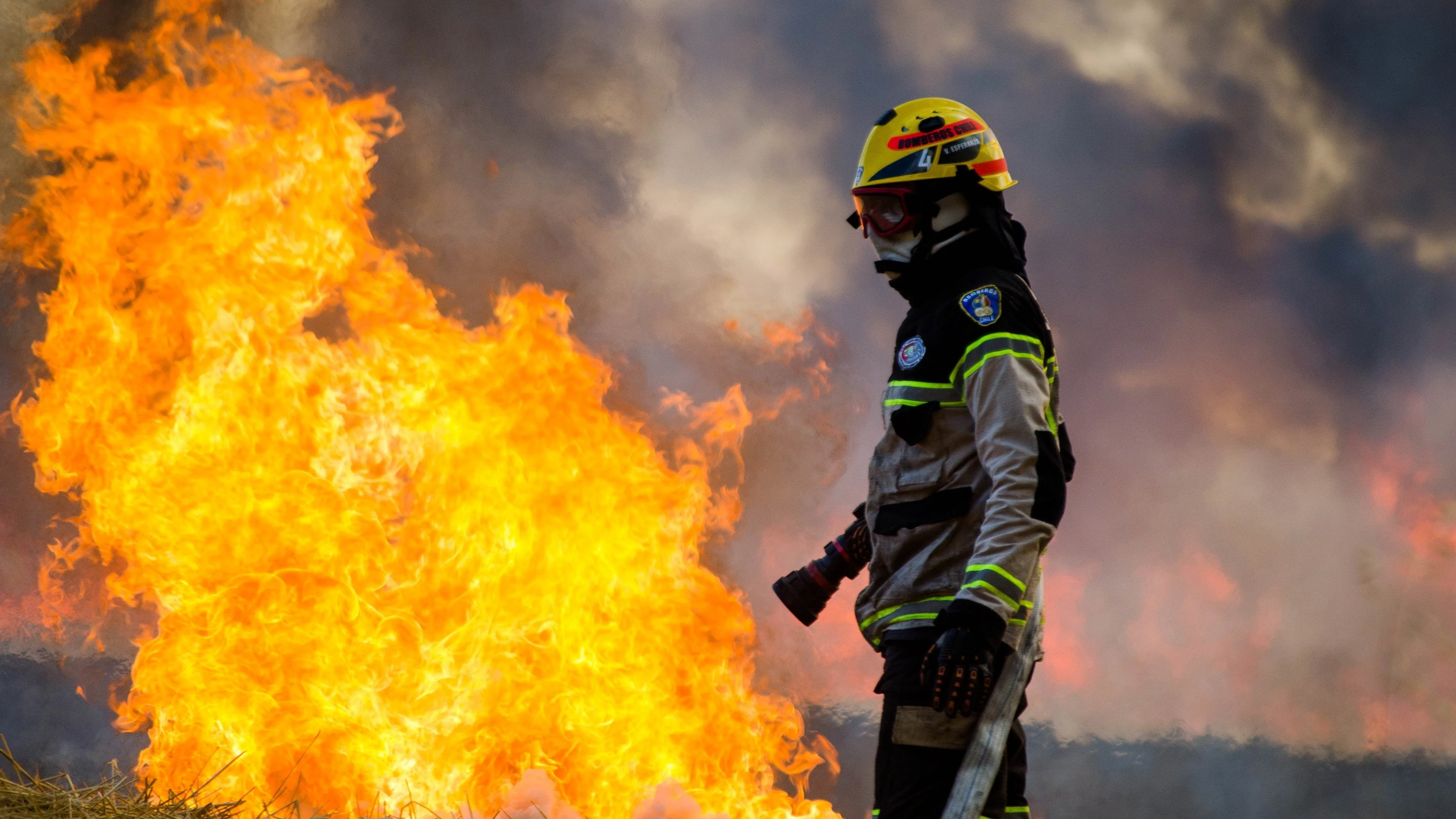 Bomberos trabajan en un sector afectado por un incendio en la región de la Araucaria, Chile