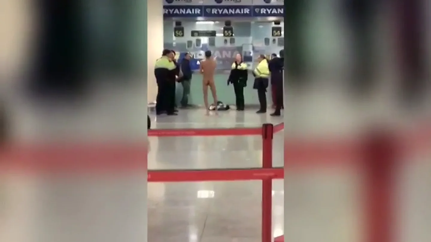 Detienen a un hombre por desnudarse frente al mostrador de Ryanair y agredir a una azafata tras perder dos vuelos en el Aeropuerto Barcelona-El Prat Detienen a un hombre por desnudarse frente al mostrador de Ryanair y agredir a una azafata tras perder dos vuelos en el Aeropuerto Barcelona-El Prat