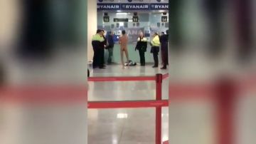 Detienen a un hombre por desnudarse frente al mostrador de Ryanair y agredir a una azafata tras perder dos vuelos en el Aeropuerto Barcelona-El Prat
